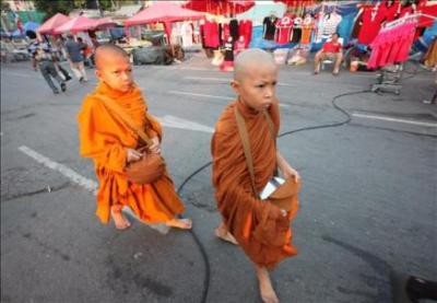 Los "camisas amarillas" piden mano dura al Gobierno de Tailandia para aplastar a los "camisas rojas"