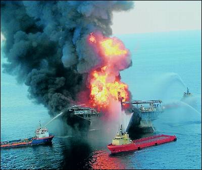 Desastre anunciado: prenden fuego a petróleo derramado en el Golfo de México
