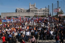 Trabajadores de Uruguay reclamaron anular ley de caducidad, más seguridad laboral y eliminar las previsoras privadas