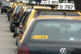 Presión de sindicalistas libera a taxistas que levantan el paro en Montevideo