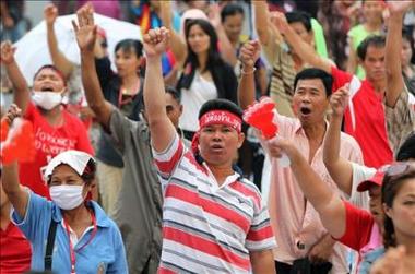 Los "camisas rojas" se repliegan y habrá elecciones en Tailandia