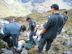Tragedia en Perú: 17 muertos y 36 heridos al caer bus a un abismo