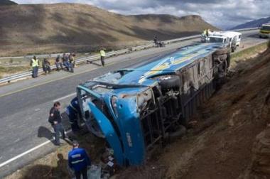 20 muertos y 15 heridos de gravedad al volcar ómnibus en Sudáfrica