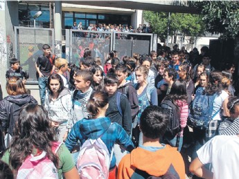 Autoridades educativas de Uruguay preocupadas por el "faltazo" masivo de liceales anunciado en Facebook