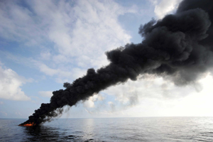 Fracasa la caja gigante para sellar filtración de petróleo en Golfo de México