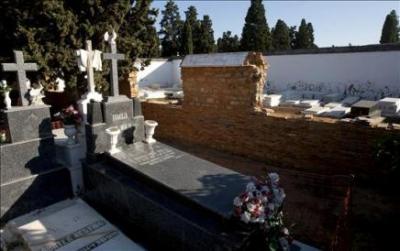 Sevilla derriba el muro franquista que aislaba a las tumbas judías y no católicas