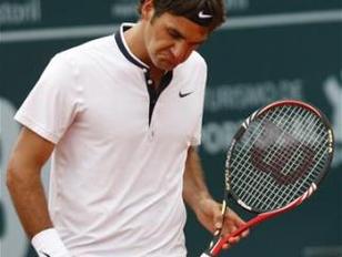 Federer vuelve a caer