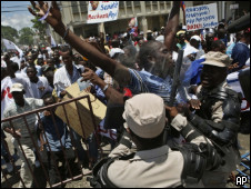 Cientos de haitianos piden renuncia de Preval