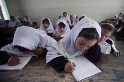 30 niñas hospitalizadas en Afganistán por ataque con gas venenoso contra su escuela