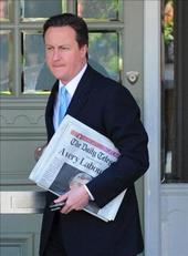 David Cameron llega al palacio de Buckingham para ser nombrado primer ministro