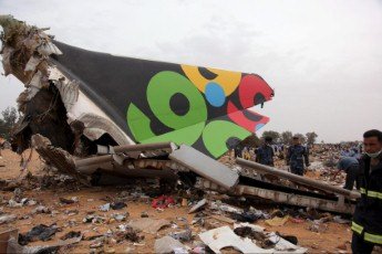 Se estrella avión con 104 personas a bordo en Trípoli y sólo sobrevive un niño holandés