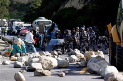 Indígenas ecuatorianos mantienen bloqueos de vías antes de la votación de la ley de aguas