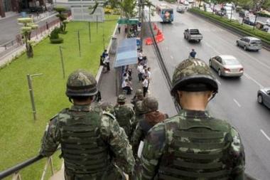 El gobierno tailandés anula las elecciones y envía blindados contra los "camisas rojas"