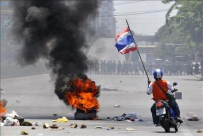 Estallan los disturbios en Bangkok durante el asedio a los camisas rojas