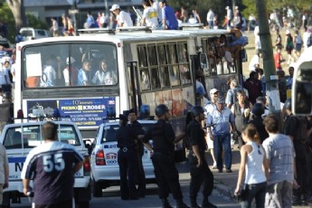 Aterrados por los hinchas de fútbol los transportistas de Montevideo dejan mañana a pié a toda la ciudad