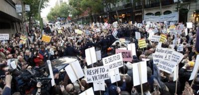 "¡Qué vergüenza! ¡Qué vergüenza!"...España se indigna por suspensión del juez Garzón