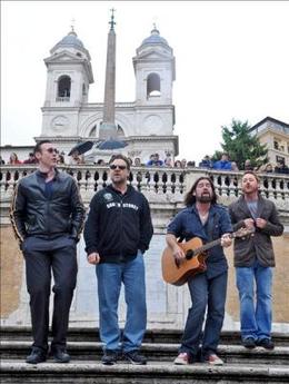 "Robin Hood" da un concierto por sorpresa en la escalinata de la plaza de España de Roma