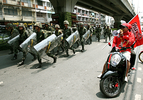 El Ejército tailandés cerca campamento de las protestas y los líderes opositores llaman a la lucha