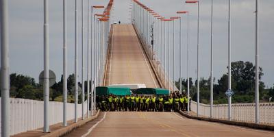Tres intendentes de Argentina exigen a piqueteros de Gualeguaychú que levanten el corte en el puente con Uruguay