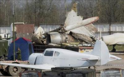 Expertos rusos aseguran que había personas ajenas en la cabina del avión en el que murió el presidente polaco