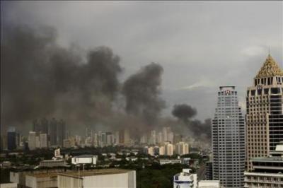 Furiosos por la rendición de sus líderes los camisas rojas incendian 27 edificios en Bangkok