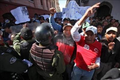 Padres y maestros se enfrentan en La Paz por la huelga en las escuelas