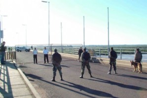 Vecinos y comerciantes de Gualeguaychú en guerra abierta con piqueteros que cortan el puente con Uruguay