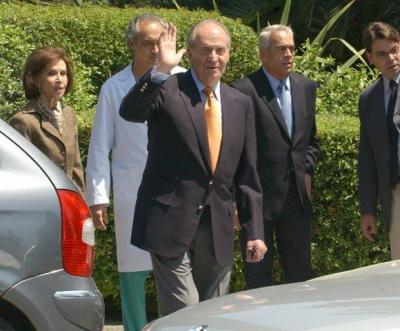 El Rey de España sale caminando, feliz y sin fumar del hospital