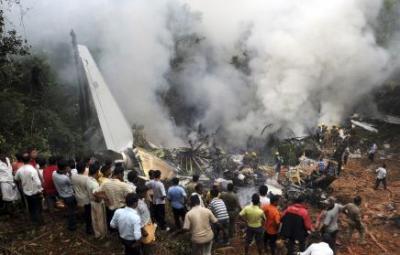 Se estrella avión con 166 personas en India; hay 8 supervivientes