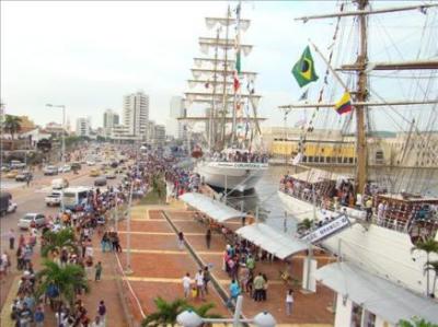 Miles al encuentro con el espectáculo de los veleros apostados en Cartagena