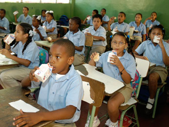 "Prefiero ver niños desnutridos y no muertos": República Dominicana suspende desayuno escolar por intoxicaciones masivas