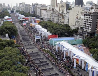 Imponente desfile militar en Argentina por Bicentenario