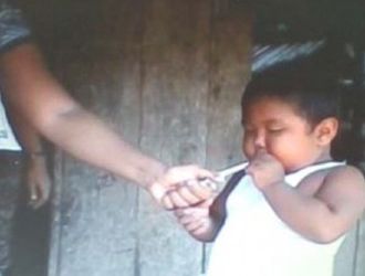 El niño que fuma con dos años y se enoja si sus padres le niegan un cigarrillo