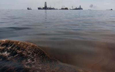 EEUU "frustrado y con rabia" por vertido del Golfo de México; petrolera inglesa se compromete a pagar 75 millones de doláres