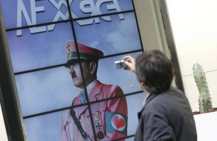 Hitler vestido de rosa y con un corazón en el brazo genera polémica en Italia