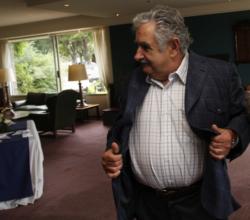 Mujica en Buenos Aires: comió aceitunas, fue ovacionado y no se fotografió con Macri
