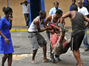 Infierno Jamaica: miles enfrentan a policías y soldados en defensa de jefe narco y ya hay 60 muertos