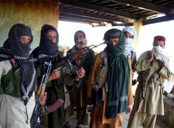 Líderes tribales expulsan a las familias de talibanes para que se rindan