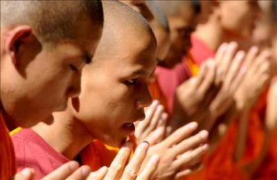 Miles festejan el aniversario del nacimiento de Buda