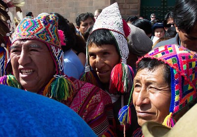 Rebelión quechua hace replegar a la policía boliviana