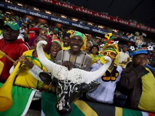 Curanderos sudafricanos matan un buey para bendecir el Mundial