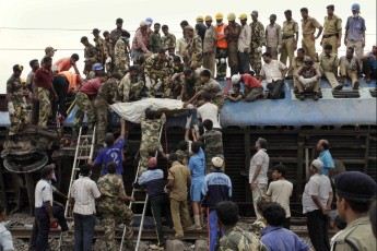 Devastador atentado contra tren en la India dejó 65 muertos y 200 heridos