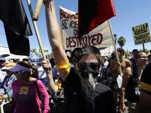 Miles de personas vuelven a protestar contra ley migratoria en Arizona