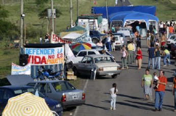 Piqueteros de Gualeguaychú cortan la "Ruta del Mercosur"
