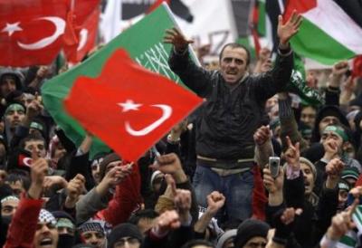 Cientos de manifestantes turcos furiosos se concentran en sedes diplomáticas de Israel