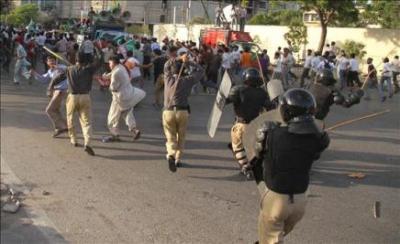 Carga policial en una manifestación en Pakistán contra el asalto israelí