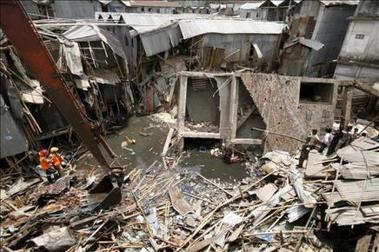 Mueren 14 personas por la caída de un edificio sobre chabolas en Bangladesh