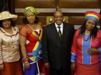 El presidente de Sudáfrica echó a una de sus tres esposas por infiel