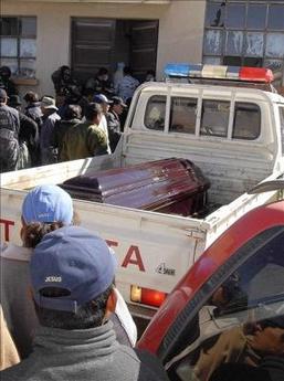 Indígenas bolivianos entregan cuerpos de los policías linchados a cambio de impunidad