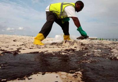 La imparable mancha de petróleo baña las costas de la Florida